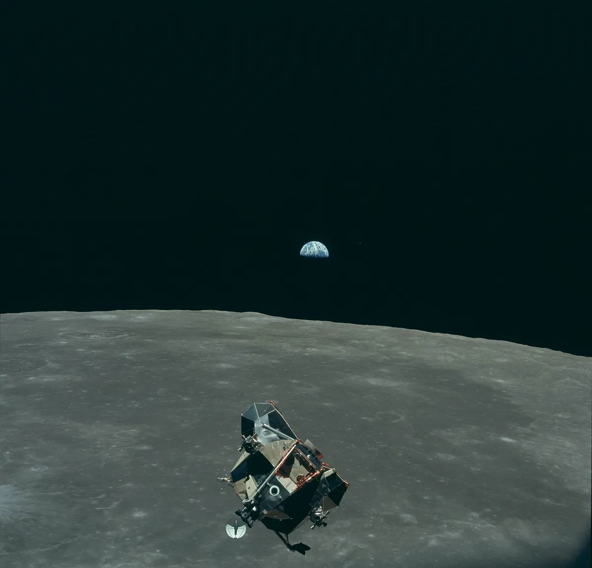 Mô-đun Mặt Trăng của Apollo 11 bay trên bề mặt Mặt Trăng, Trái Đất ở phía chân trời